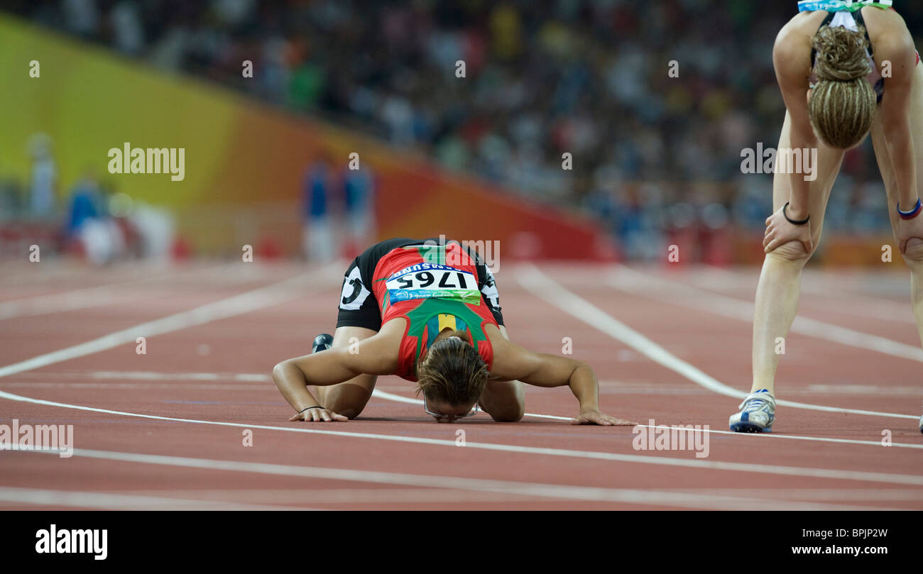 Sanaa Benhama Marokko küssen den Boden nach ihrem Sieg in der T13-Frauen 400-Meter laufen für Sehbehinderte Athleten. Stockfoto