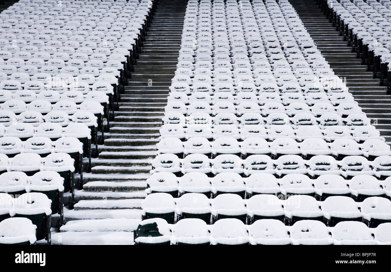 Leere Stadionsitze mit Schnee bedeckt Stockfoto
