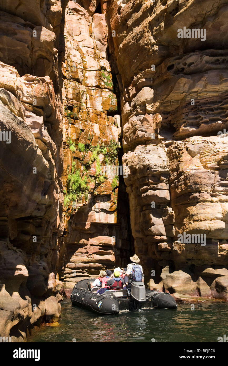 Passagiere der Aussie Kreuzer Orion beobachten Wasser sickert aus Ritzen in die Sandsteinwände Futter King George River Stockfoto