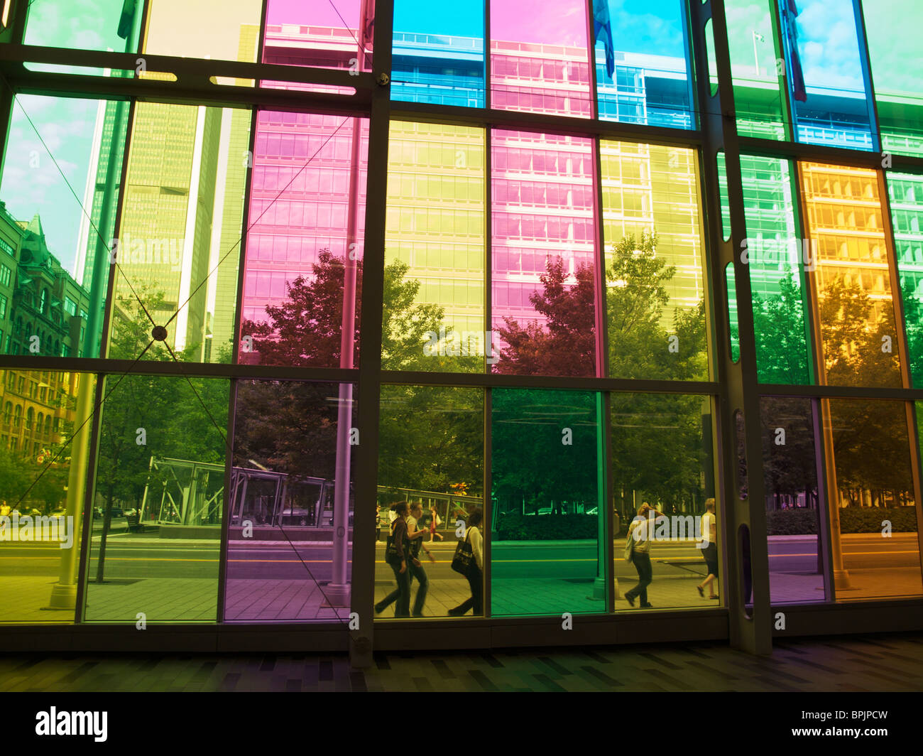 Farbige Fenster und Treppe. Palais des Congrès. Montreal QC Kanada. Stockfoto