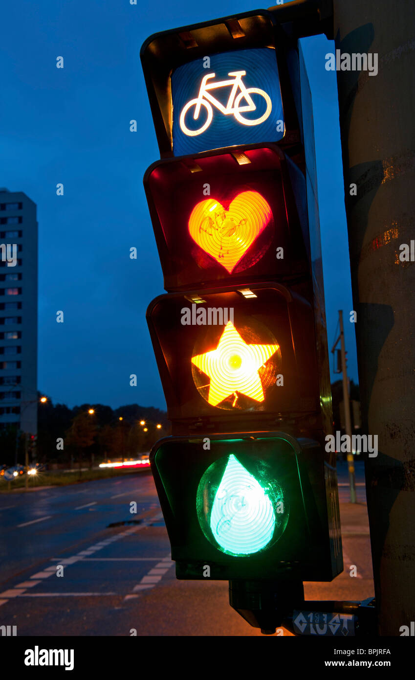 Detail der Radfahrer Ampel mit Lampen gemalt zu zeigen, Herzen, Sterne und reißen in Berlin Deutschland Stockfoto