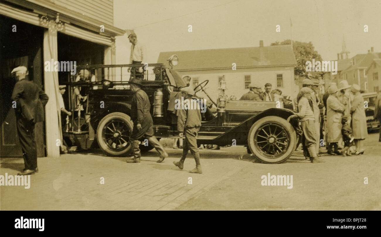 Ca. 1920er Jahre markiert Feuerhaus mit Leiterwagen 'RFD', befindet sich in der Küstenstadt New England, möglicherweise Massachusetts oder New Hampshire. Stockfoto