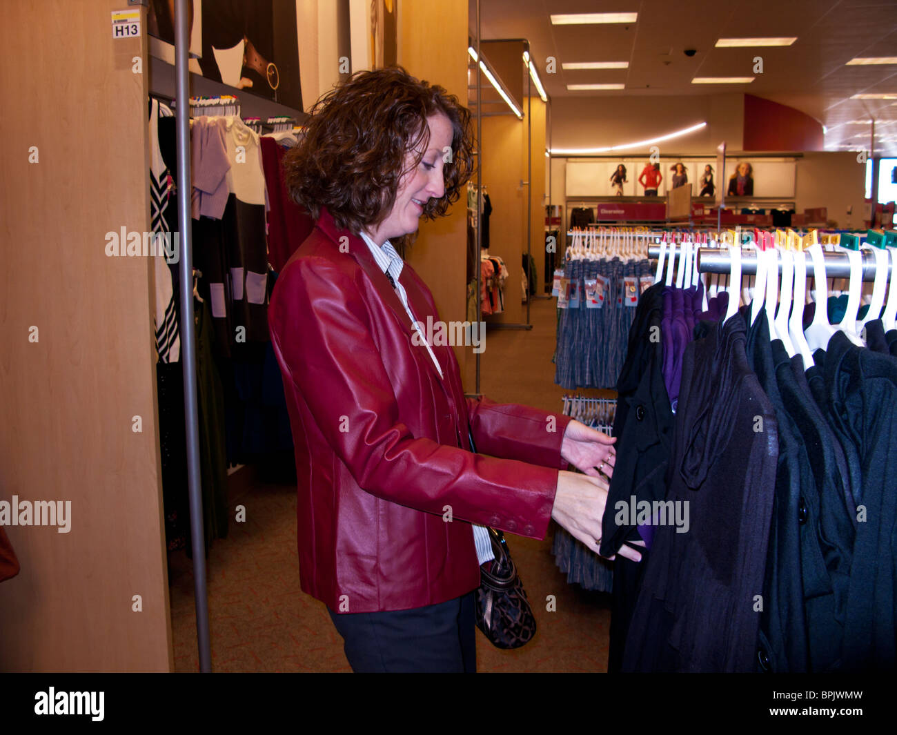 Eine 40 Jahre alte Frau kauft für Kleidung in einem Kaufhaus in Oklahoma City, Oklahoma. Stockfoto