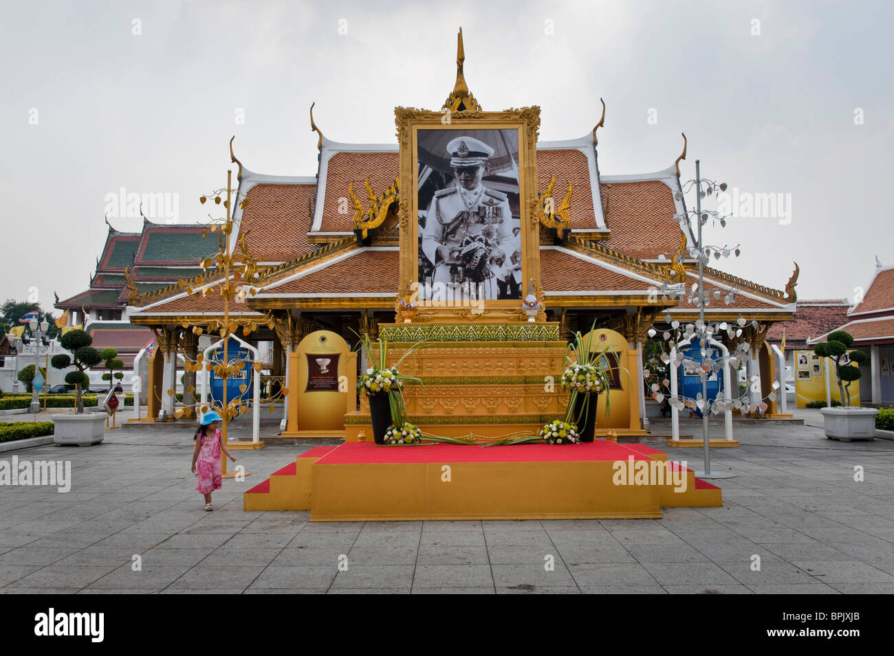 Die Hauptstraße im alten Bangkok wurde überschwemmt mit Bildern des Königs von Thailand. Stockfoto