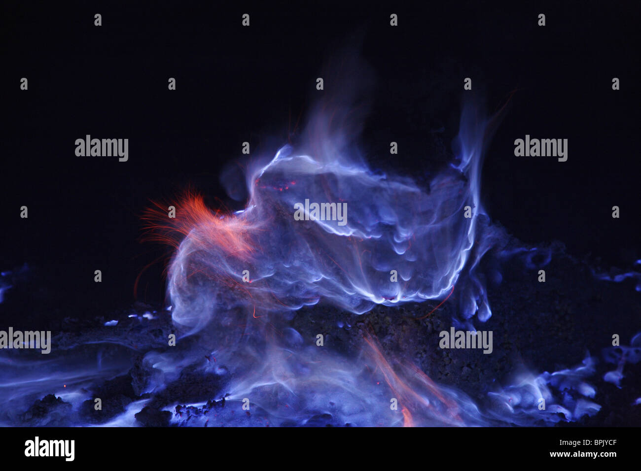 16. Juni 2008 - Kawah Ijen, brennenden Schwefel, Insel Java, Indonesien. Stockfoto