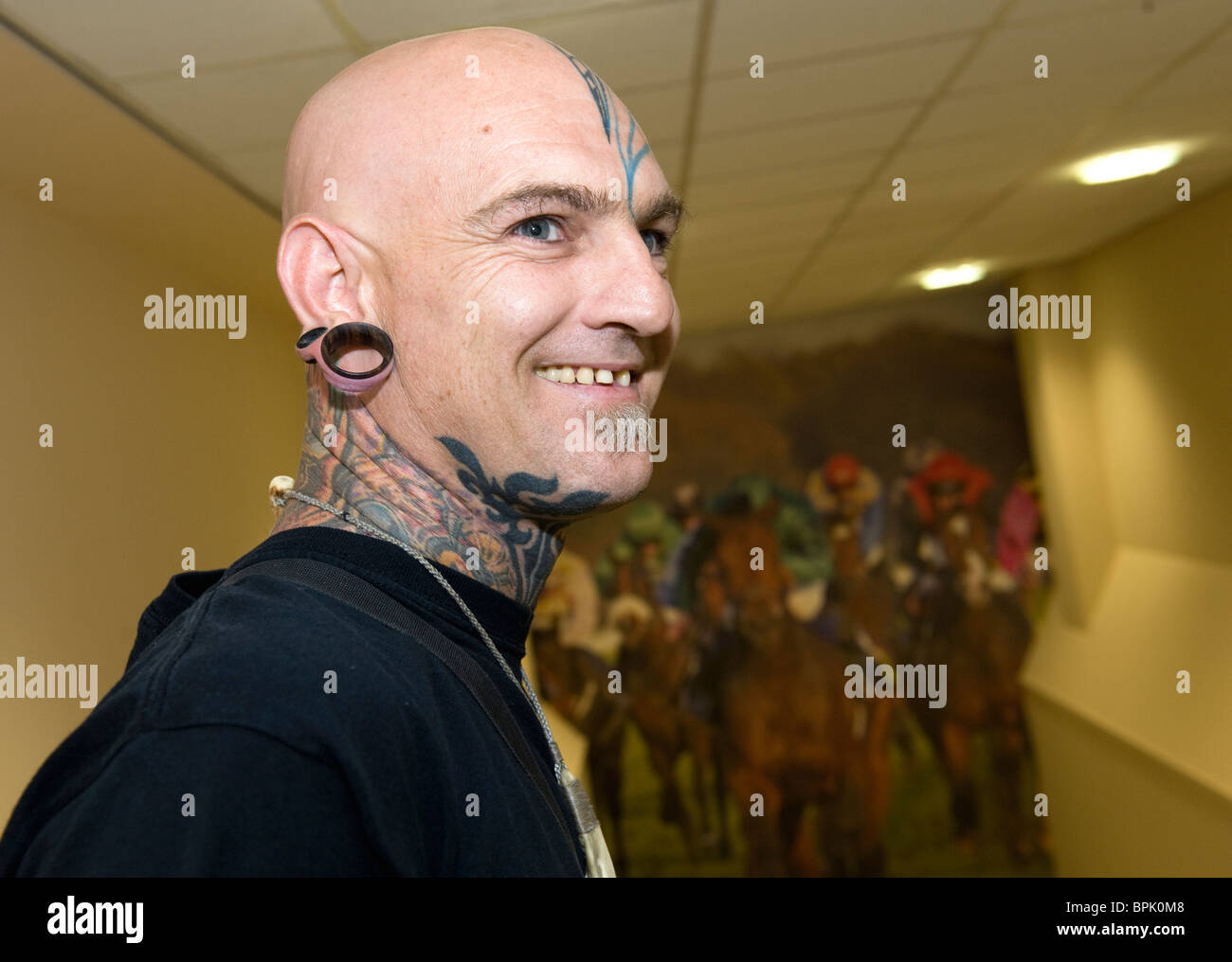 Bilder aus dem inzwischen berühmten Tattoo Jam Event in Doncaster UK zeigt Tätowierer bei der Arbeit und Menschen mit Tattoos und in der Tattoo-Szene Stockfoto