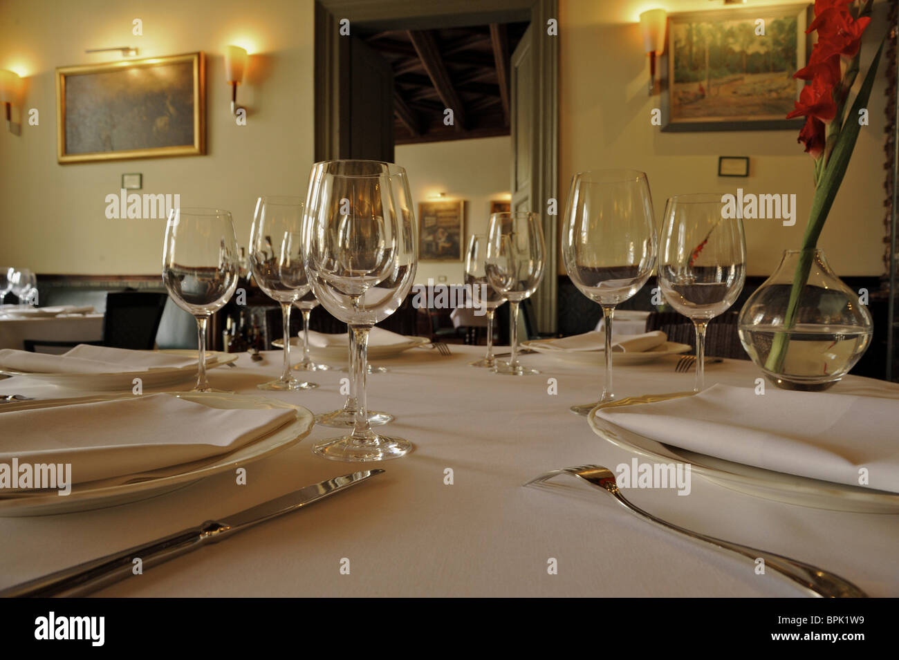 Eine Tabelle wird am Wentzel Restaurant, Krakau, Polen, Europa verlegt. Stockfoto