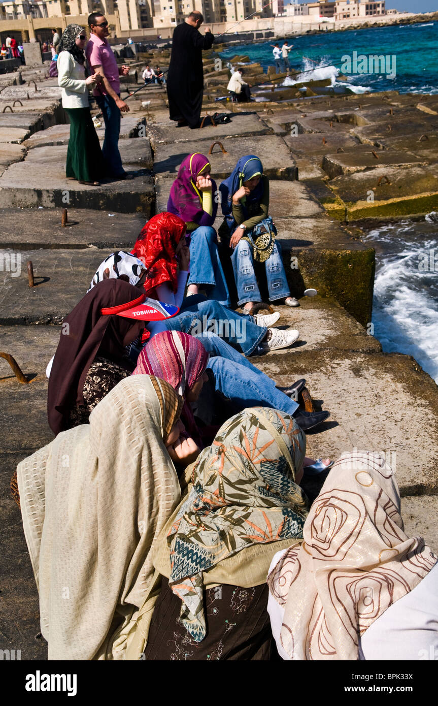Ägyptische Frauen genießen Sie den Blick auf das Mittelmeer. Stockfoto