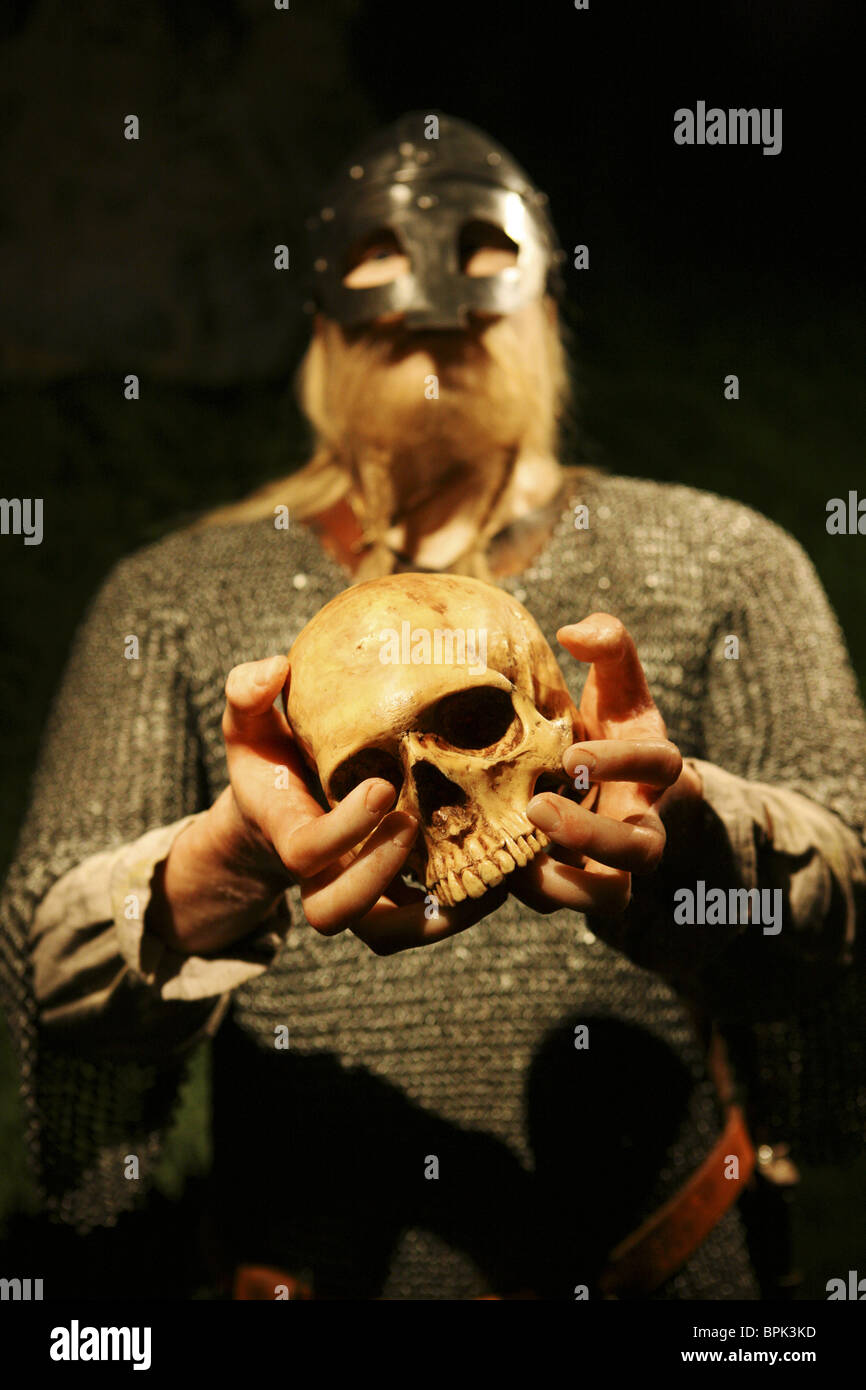 Wachsfigur von Wikinger hält einen Schädel in seinen Händen, Wikinger-Museum, Haugesund, Rogaland, Norwegen, Skandinavien, Europa Stockfoto