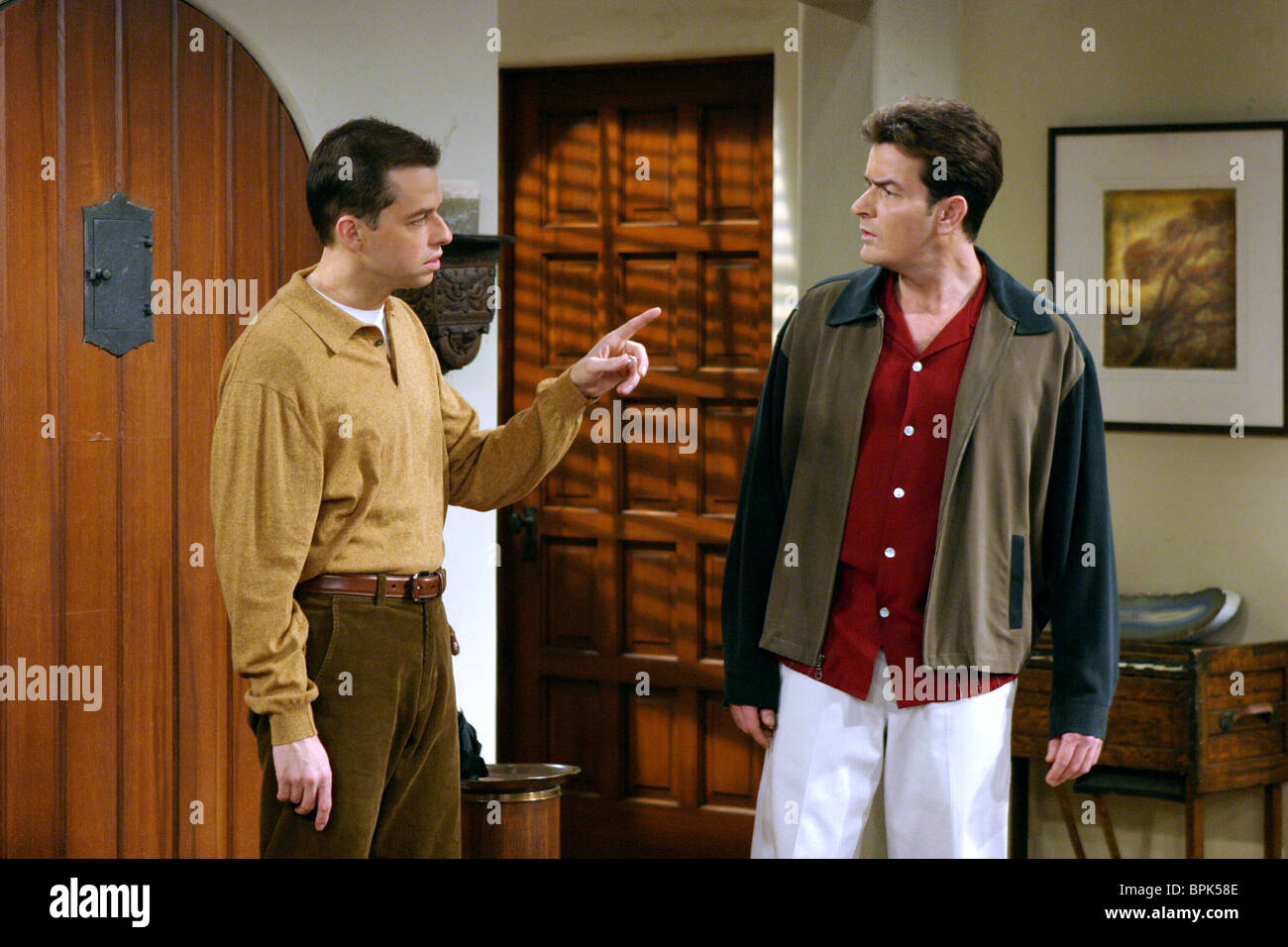 JON CRYER & CHARLIE SHEEN TWO AND A HALF MEN (2003 Stockfoto, Bild