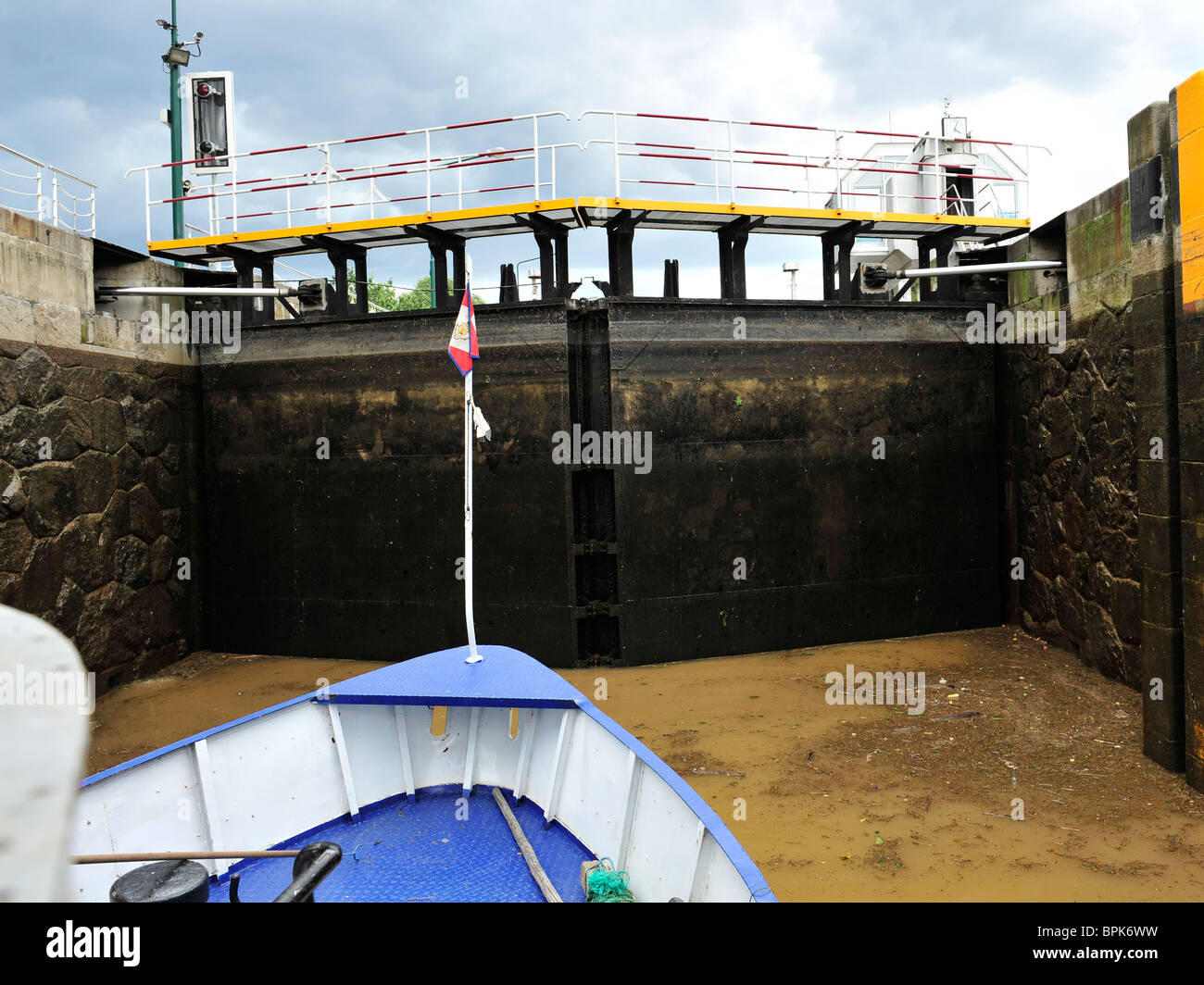 im Inneren eine Sperre auf Moldau, Prag Stockfoto