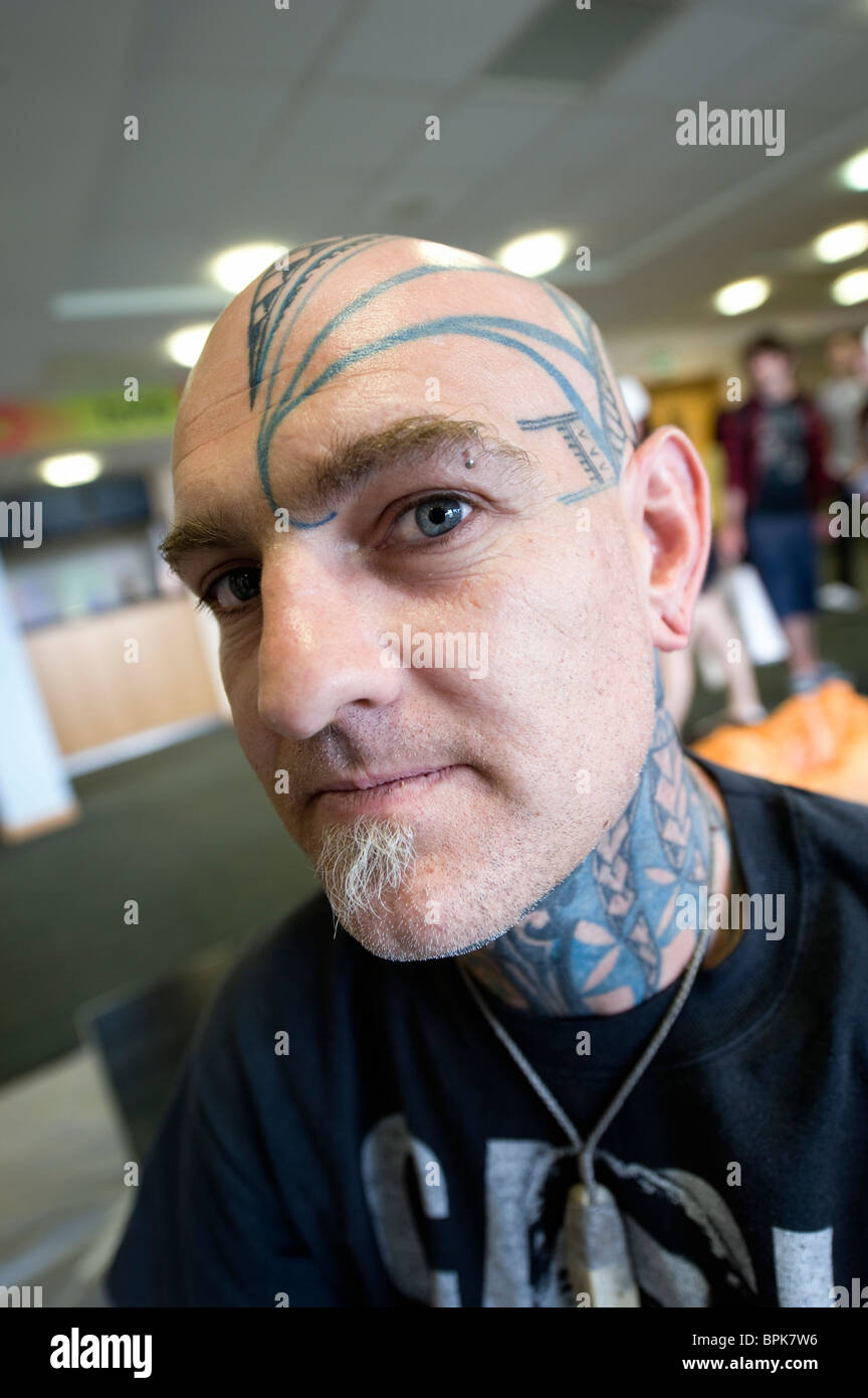 Bilder aus dem inzwischen berühmten Tattoo Jam Event in Doncaster UK zeigt Tätowierer bei der Arbeit und Menschen mit Tattoos und in der Tattoo-Szene Stockfoto