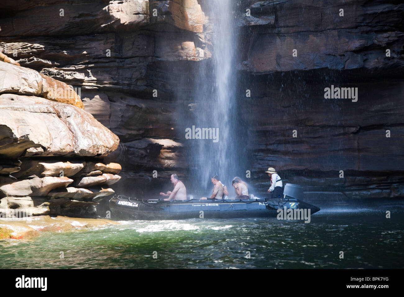 Passagiere aus der Aussie Expedition Cruiser Orionsplash unter König George Falls Australien Stockfoto