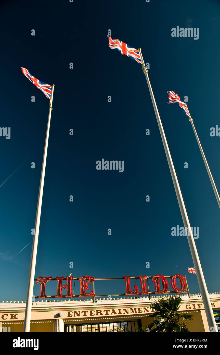 Drei Union Jack Fahnen flattern im Wind außerhalb des Lido Worthing, West Sussex, UK Stockfoto