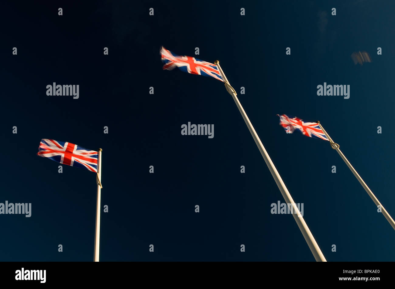 Drei Union Jack Fahnen flattern im Wind Stockfoto