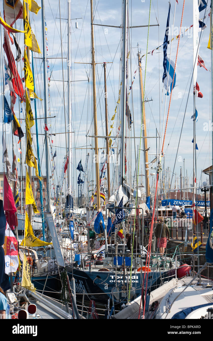 Rigg, Masten, Segel und Flaggen in der 2010 Tall Ships Race bei Hartlepool Cleveland. Stockfoto