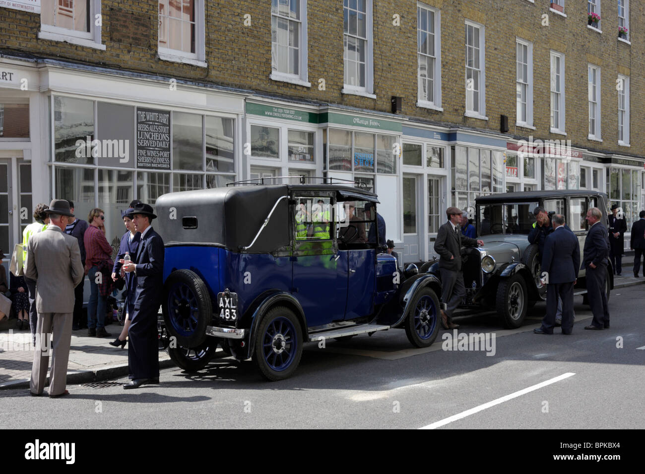 Film Crew und Cast in der York Street und der George Street, London während der Dreharbeiten Periode Drama von Edward und Frau Simpson. Stockfoto