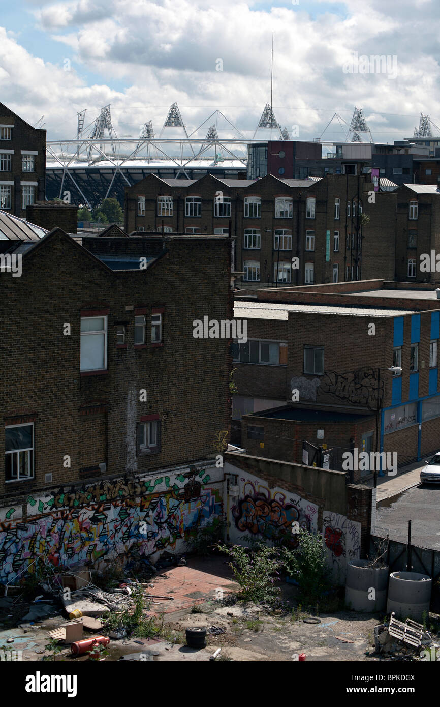 Hackney Wick in London mit Olympiastadion im Hintergrund Stockfoto