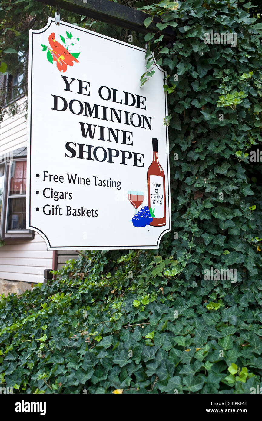 Der Efeu bedeckt Ladenfront und Zeichen für The Olde Dominion Wine Shop in unsere, Virginia. Stockfoto