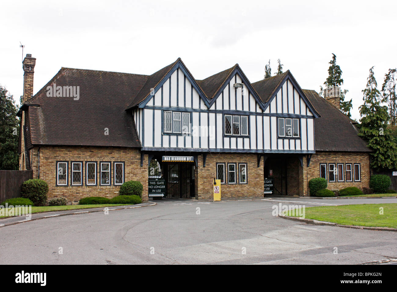 Berühmte halbe Fachwerkhaus mock tudor ursprüngliche Eingangstor zum Pinienwald Film- und Fernsehstudios in Buckinghamshire Stockfoto