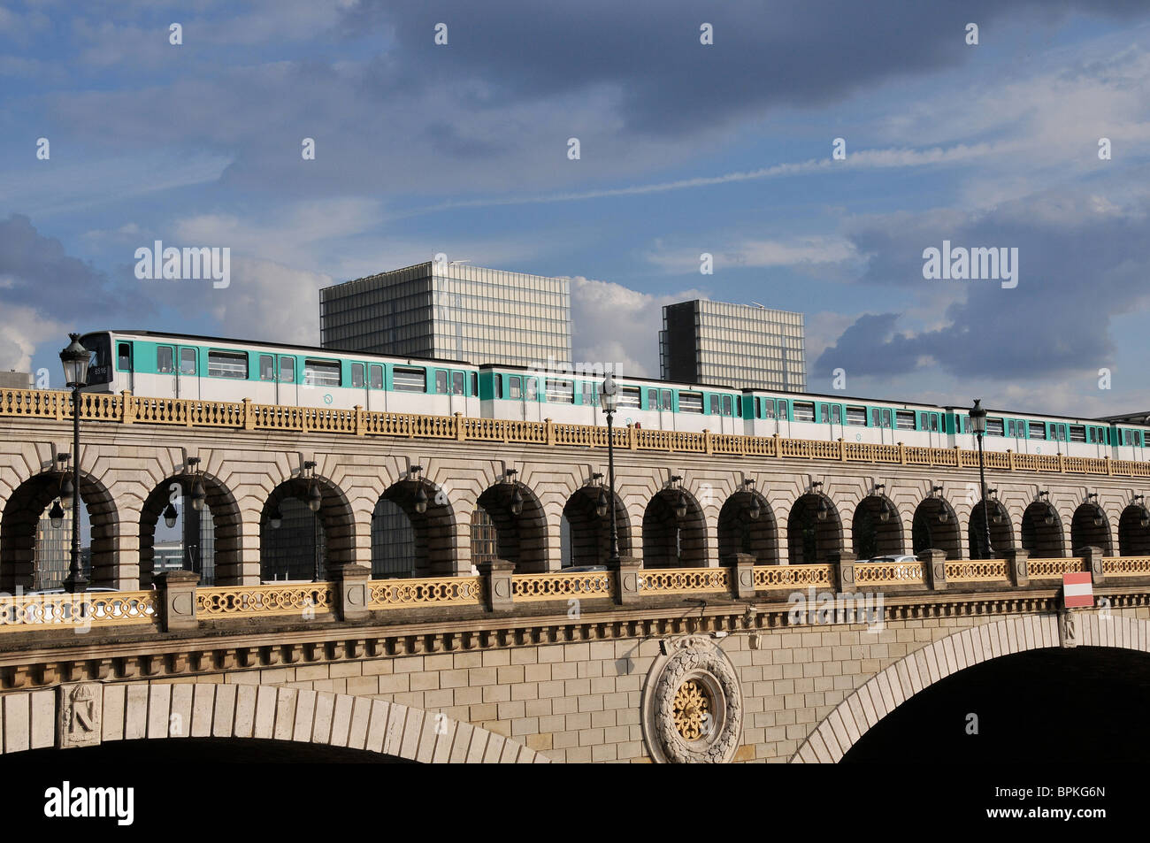 u-Bahn in Bercy Brücke Paris Frankreich Stockfoto