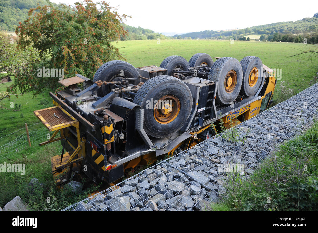 Umgestürzter LKW in einem Feld in South Shropshire Stockfoto