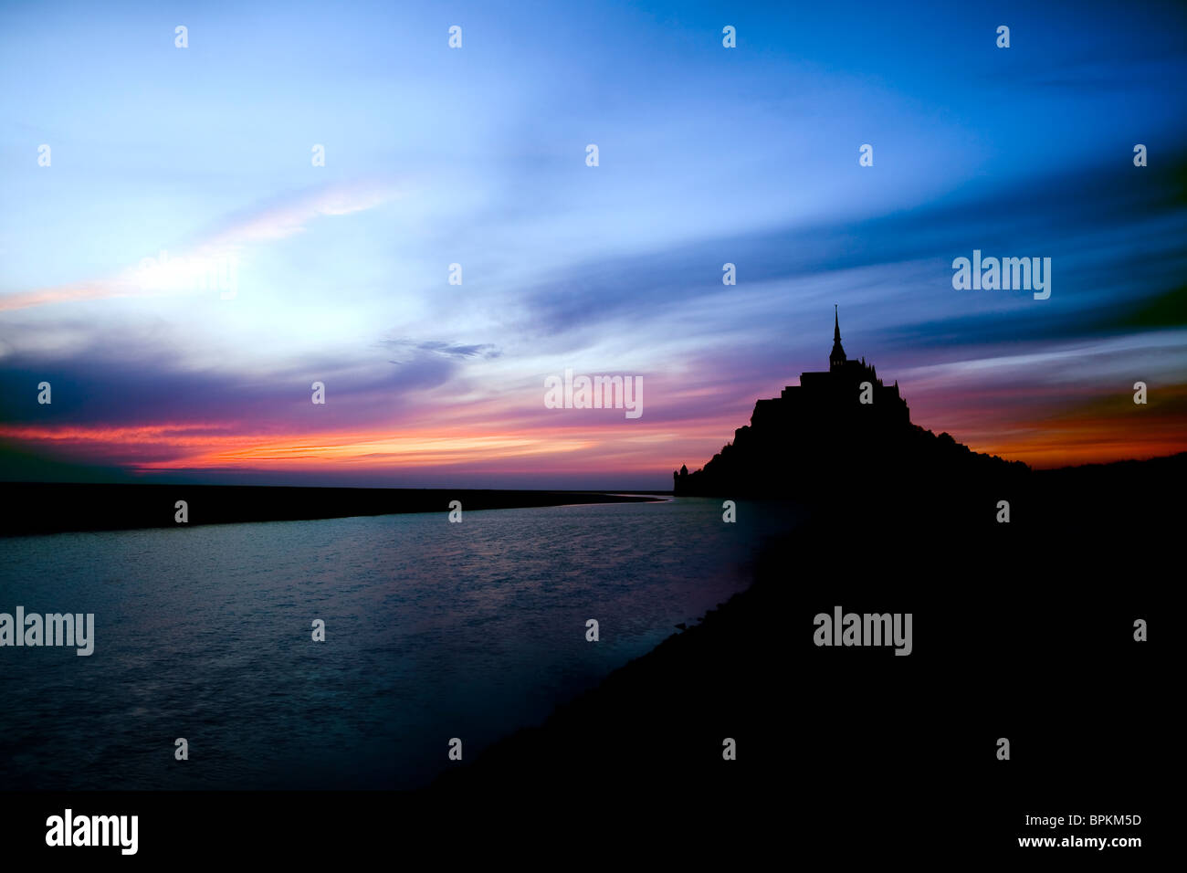 Abendhimmel hinter der Abtei von Mont Saint-Michel, Normandie, Frankreich Stockfoto