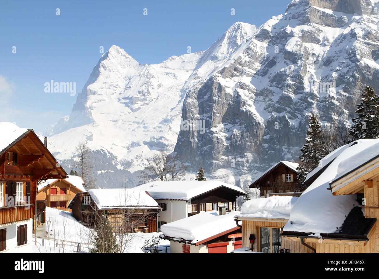 Die schneebedeckten Dächer von den Schweizer Alpen Mürren, Kanton Bern. Den Eiger und die Berner Alpen. Stockfoto