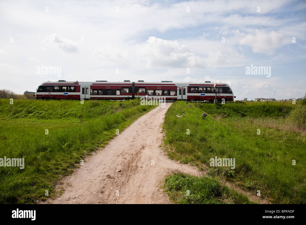 Ein Zug ist eine verbundene Reihe von Fahrzeugen für den Schienenverkehr, die bewegen sich entlang einer Strecke (Oberbau) zu transportieren Stockfoto