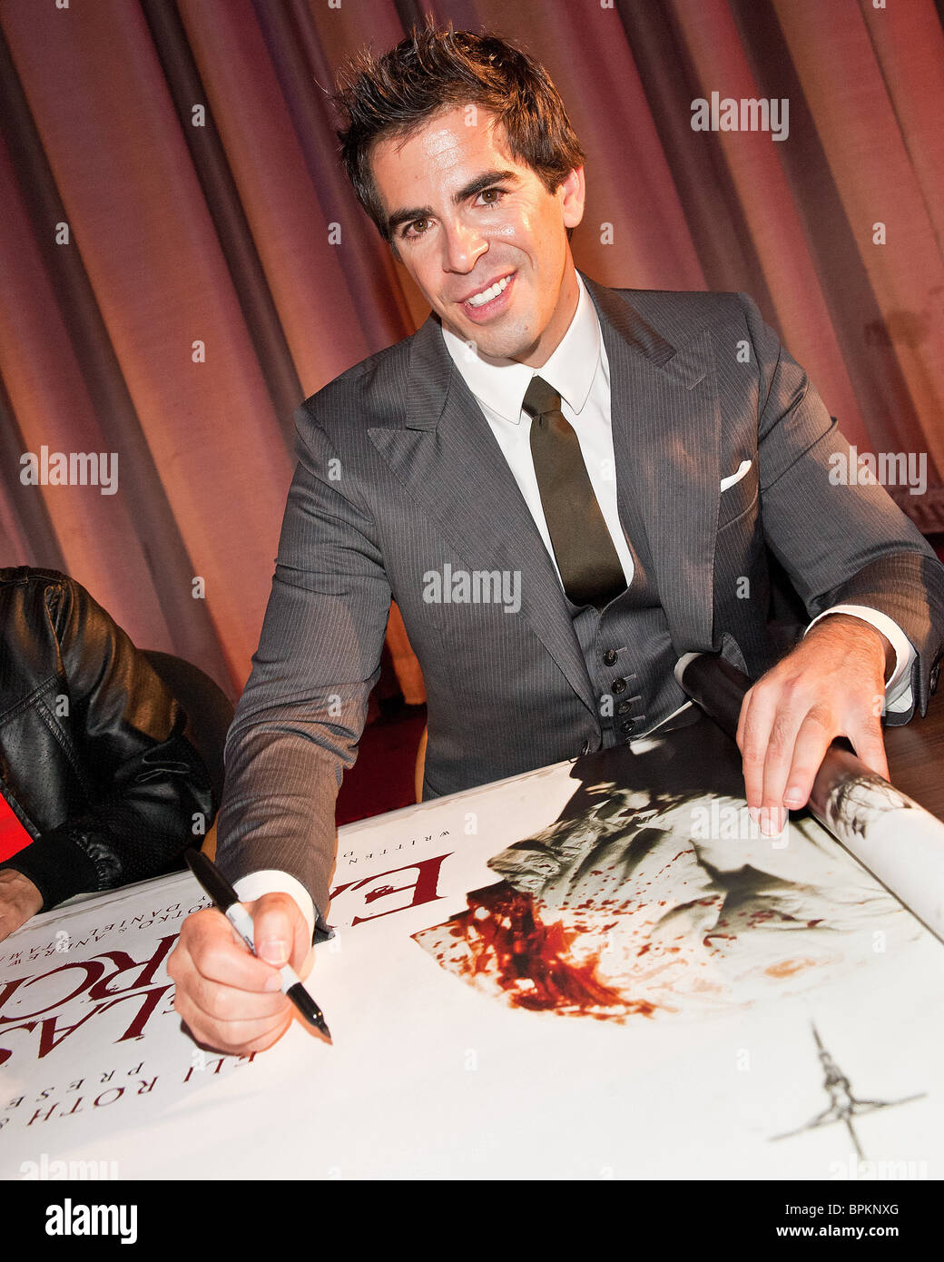 Eli Roth gibt Autogramme für die Fans bei der Uk-Premiere von "Der letzte Exorzismus" bei Frightfest im The Empire Leicester Square Stockfoto