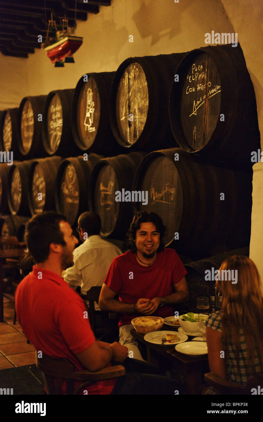 Gäste in einer Bodega El Pimpi, Malaga, Andalusien, Spanien Stockfoto
