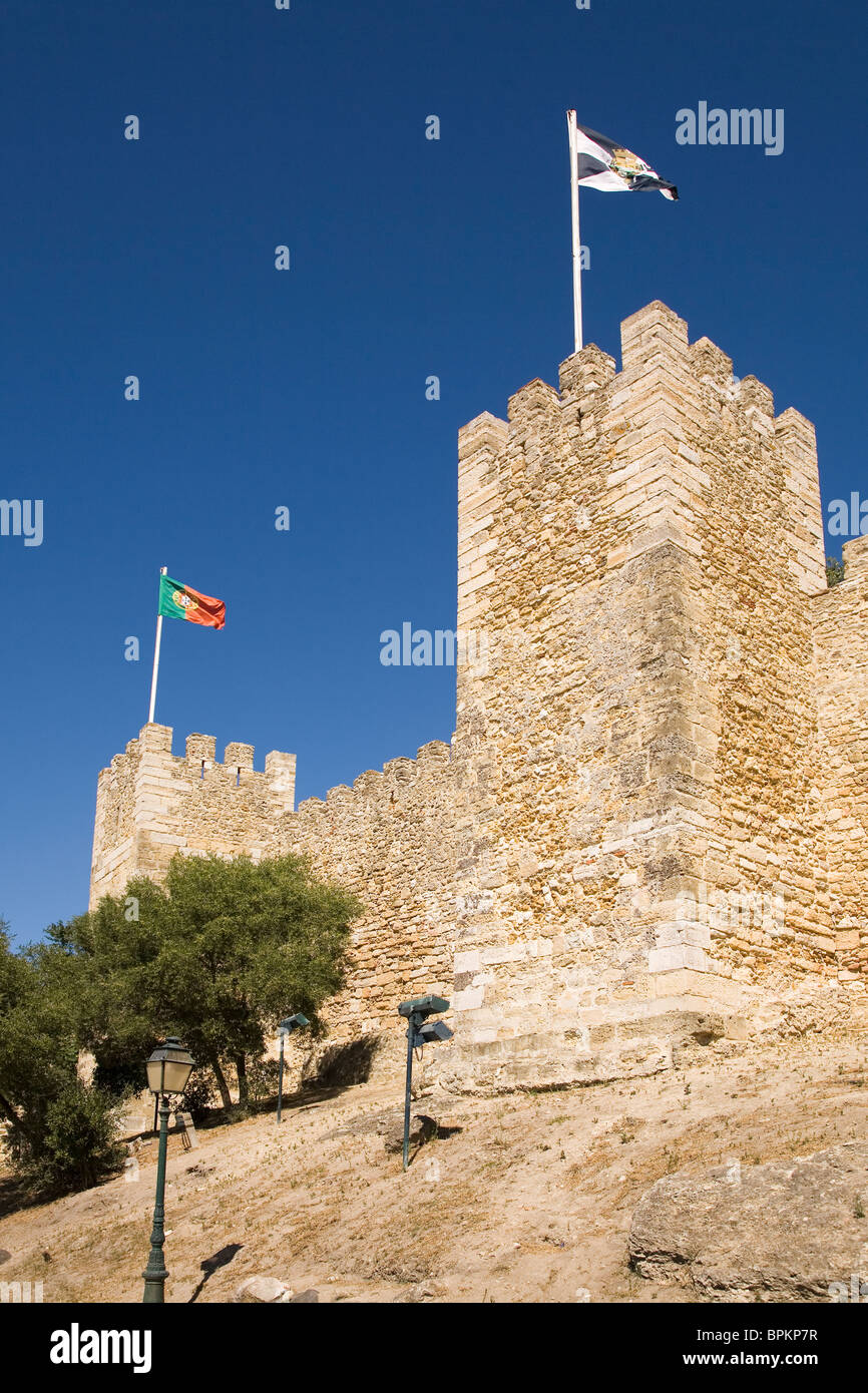 Flaggen wehen von Türmen am Castelo de Sao Jorge in Lissabon. Stockfoto