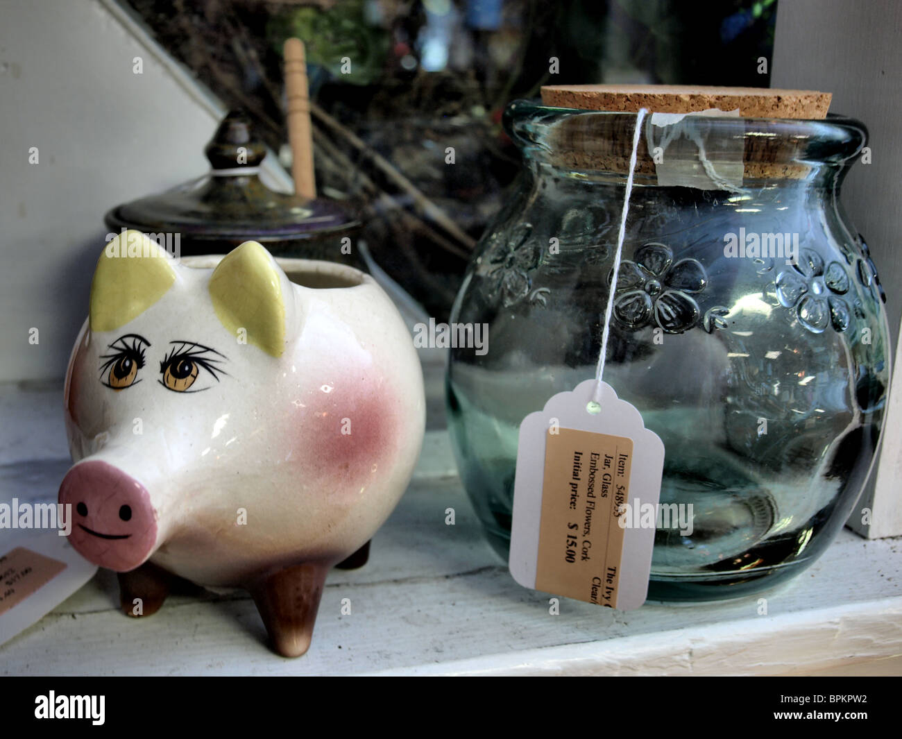 Schwein Piggy Keramik Keramik Stück und ein Glas Glas mit Korken und Preisschild von gebrauchten Konsignationslager Stockfoto