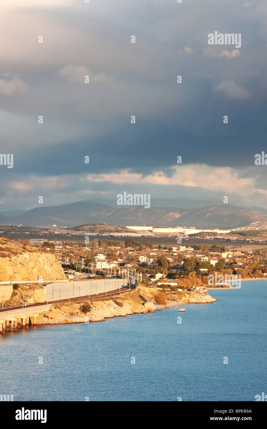 Bahnhof am Meer in der Region Attika, Griechenland Stockfoto