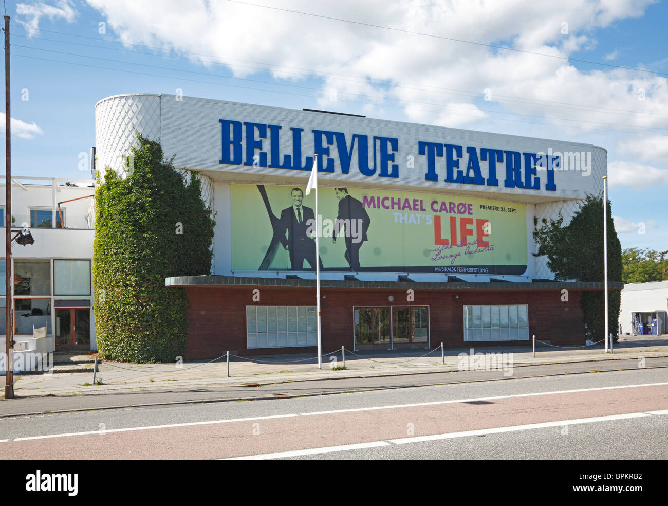 Das Bellevue Theater in Klampenborg, nördlich von Kopenhagen, entworfen vom dänischen Architekten Arne Jacobsen. Architektur von Arne Jacobsen. Stockfoto