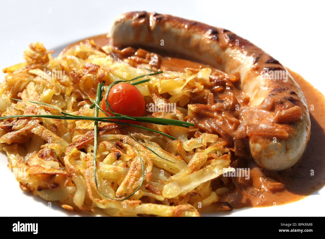 Bratwurst und Kartoffel-Rösti - klassische Schweizer Abendessen. Rösti ist  das Nationalgericht der Schweiz Stockfotografie - Alamy