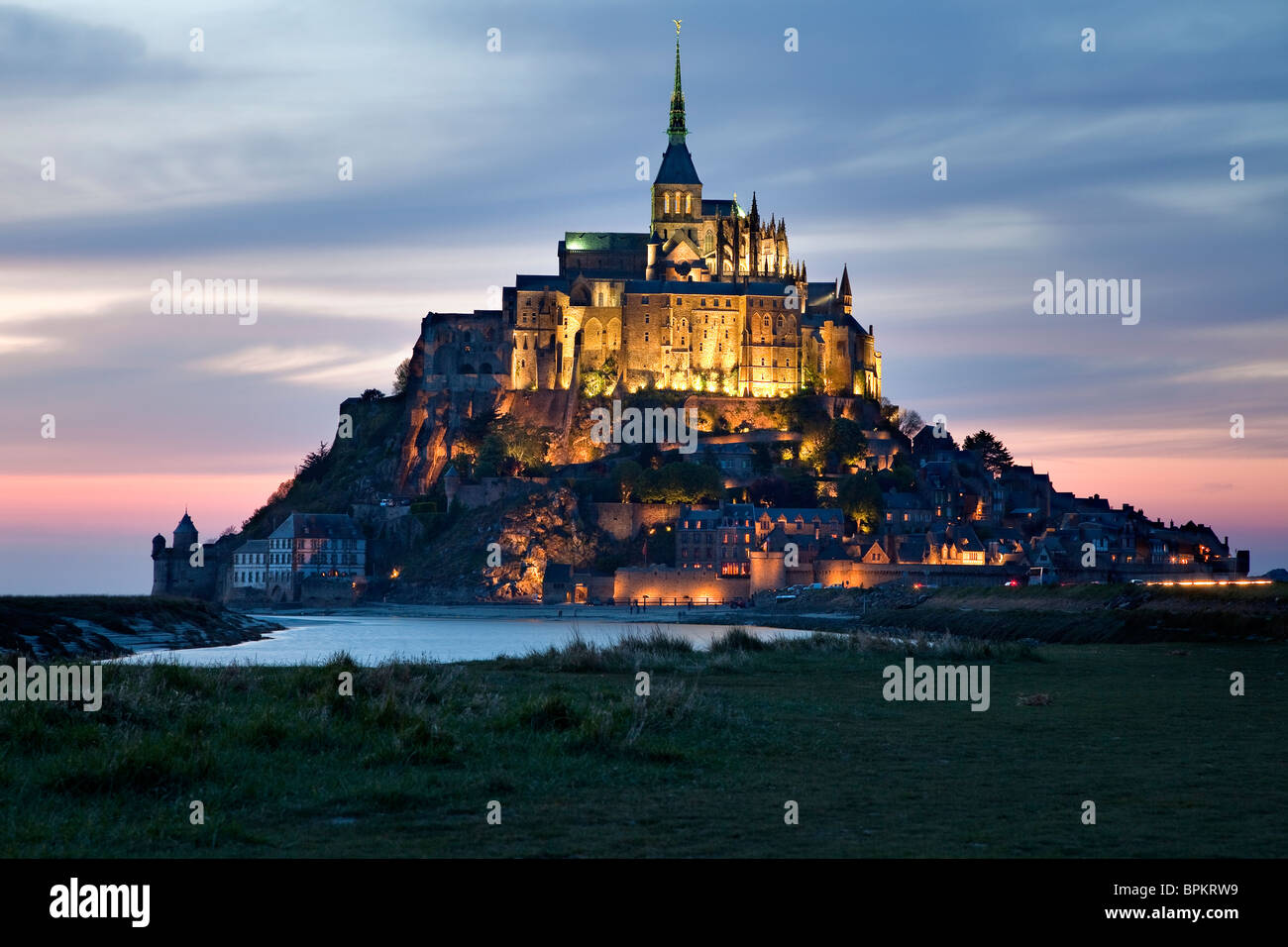 Abendhimmel hinter der Abtei von Mont Saint-Michel, Normandie, Frankreich Stockfoto