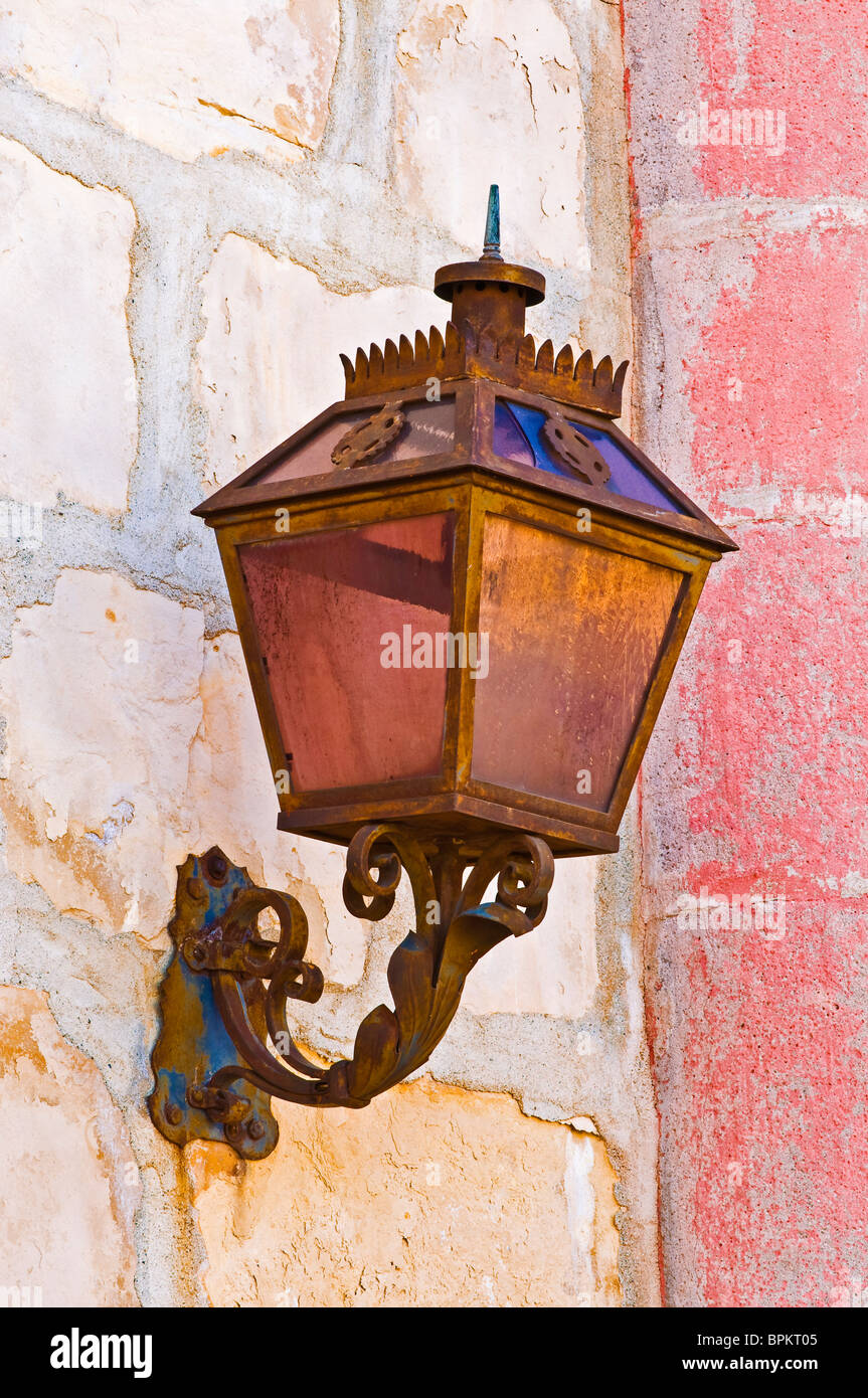 Lampe am Eingang in die Santa Barbara Mission (Königin der Missionen), Santa Barbara, Kalifornien Stockfoto