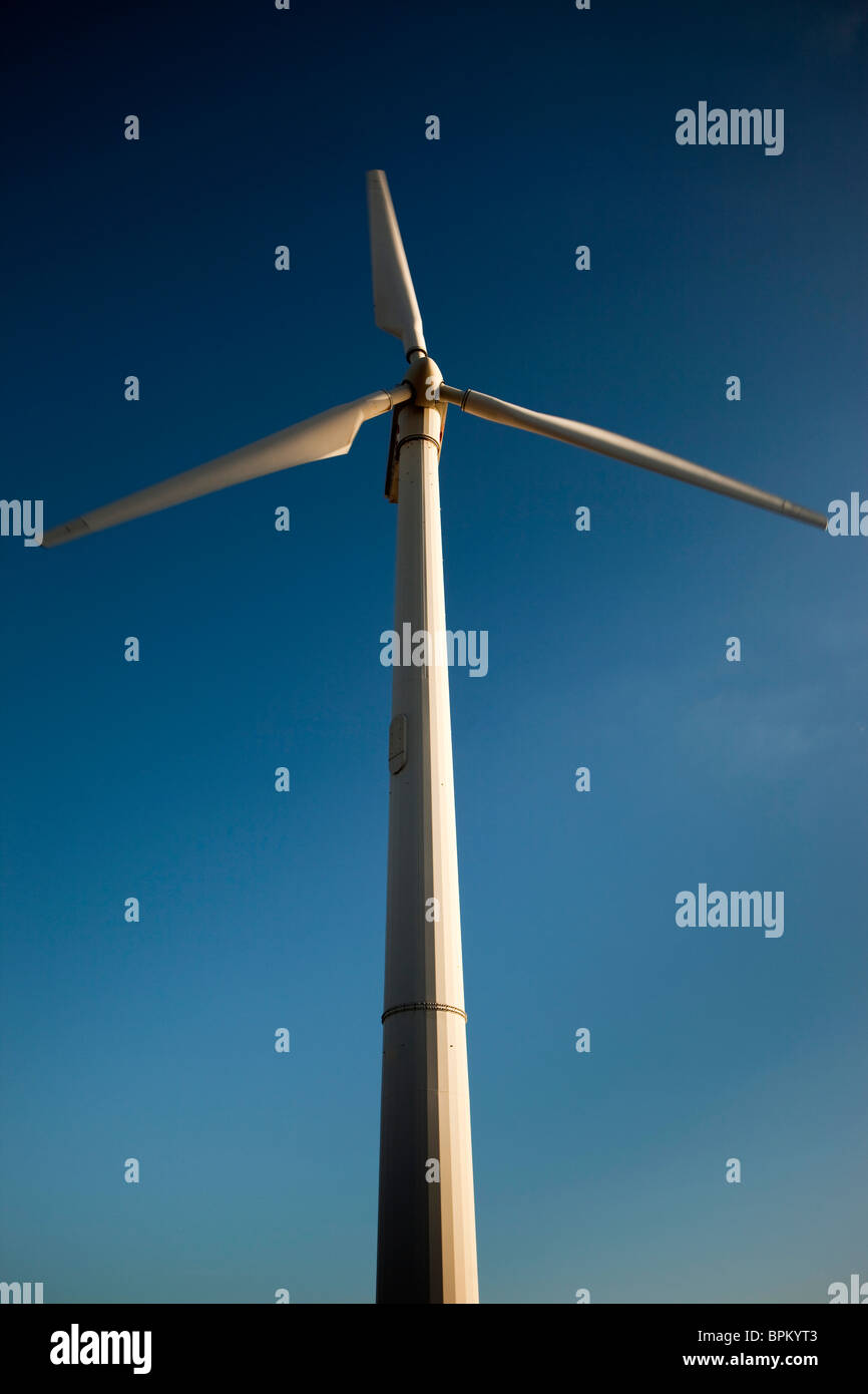 Moderne Windkraftanlage gegen blauen Himmel Stockfoto