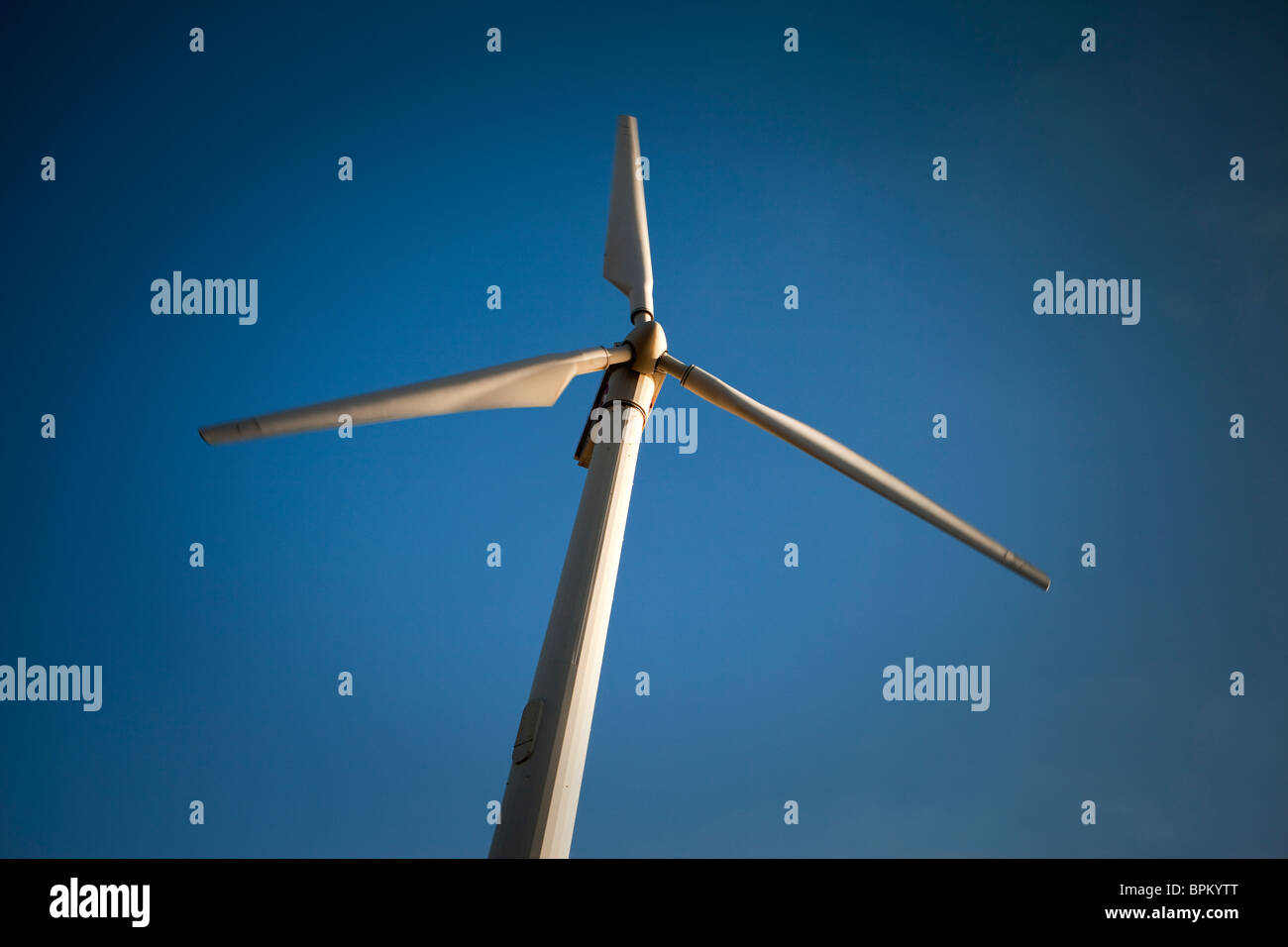 Moderne Windkraftanlage gegen blauen Himmel Stockfoto