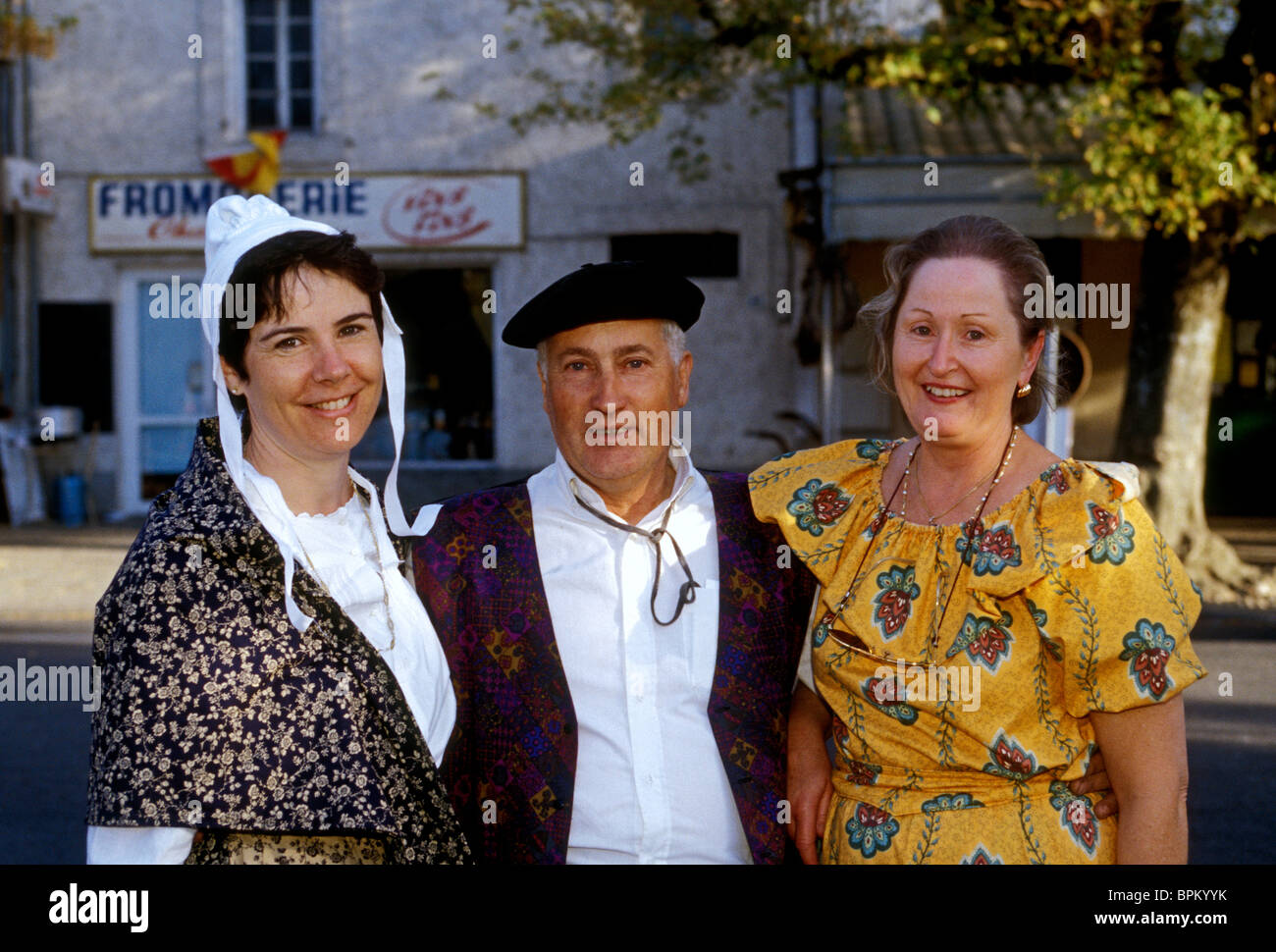 Französinnen, Franzose, Freunde, tragen Tracht, Festival, Pernes-les-Fontaines, Augenkontakt, Vorderansicht, halbe Länge, Taille, Porträt, Frankreich Stockfoto