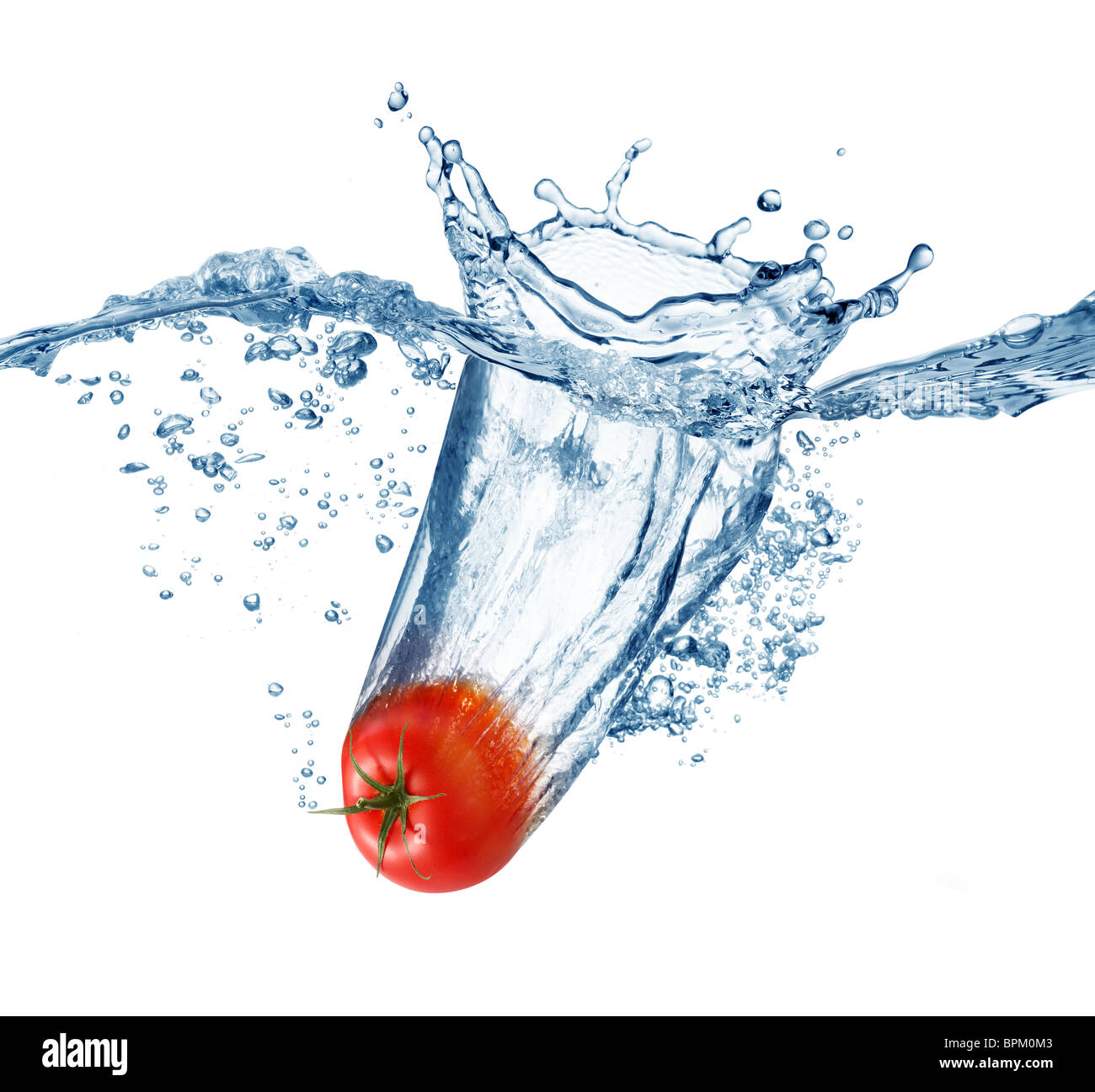Reife Tomate fällt tief unter Wasser mit einem big Splash. Stockfoto