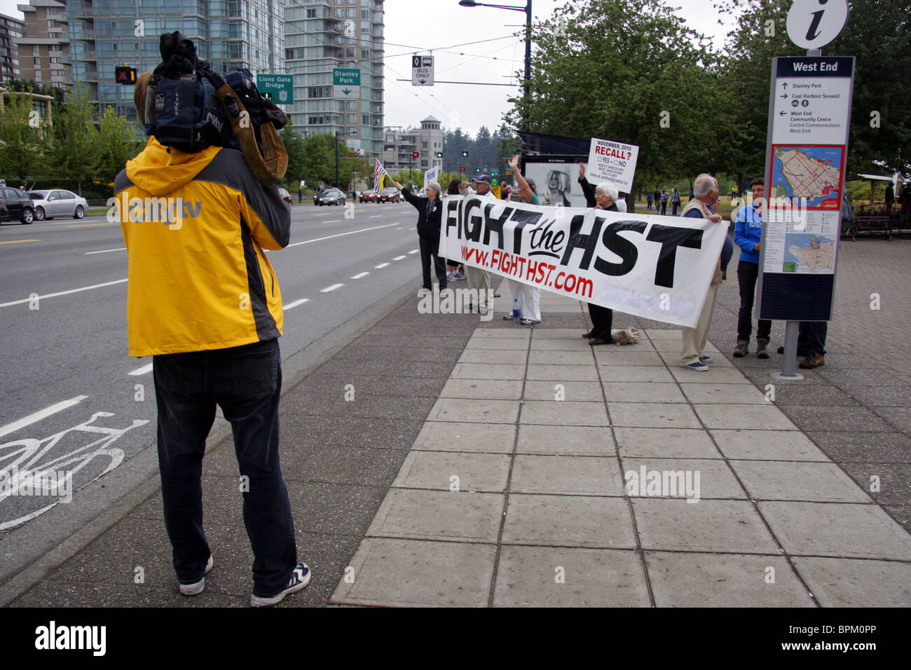 Citytv News Kameramann filmt HST Steuer Demonstranten in Vancouver, British Columbia, Kanada Stockfoto