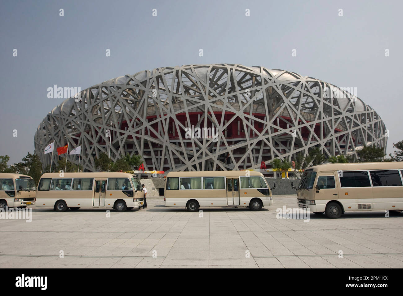 Blick auf die Beijing National Stadium, allgemein bekannt als das Vogelnest auf der Olympic Green in Peking, China. Stockfoto