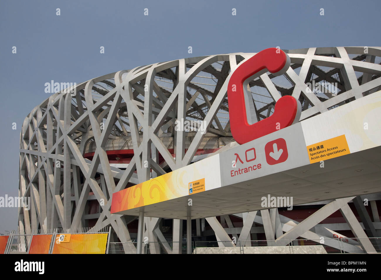 Blick auf das Nationalstadion, allgemein bekannt als das "Vogelnest" auf der Olympic Green in Peking, China. Stockfoto