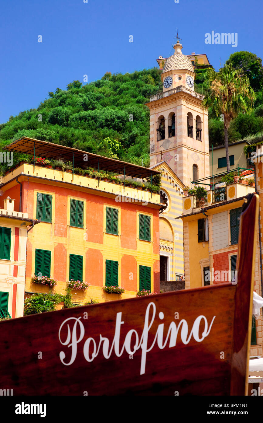 Gebäudedetails von Portofino mit der Kirche Turm von San Martino, Ligurien Italien Stockfoto