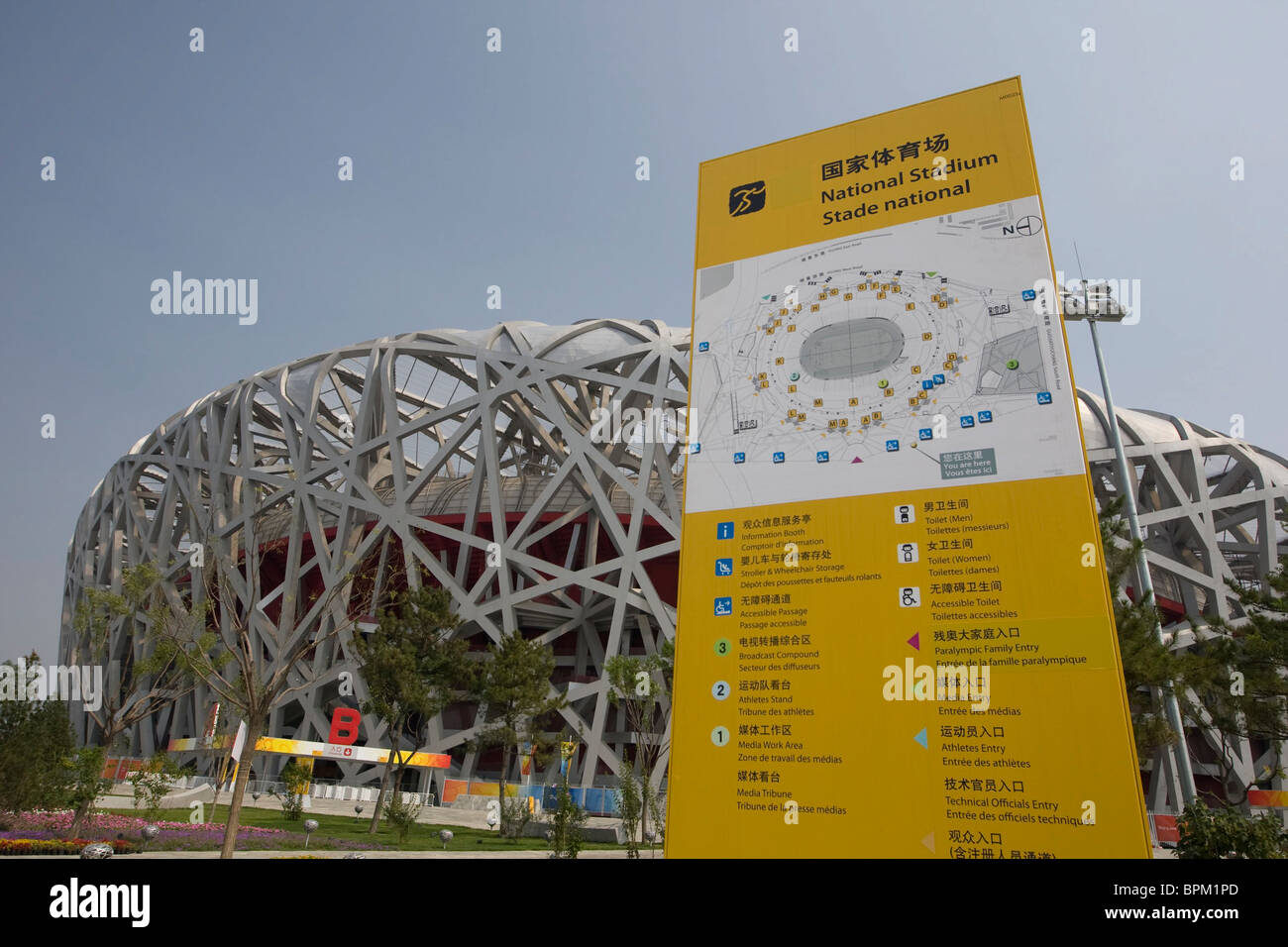 Blick auf das Nationalstadion, allgemein bekannt als das "Vogelnest" auf der Olympic Green in Peking, China. Stockfoto