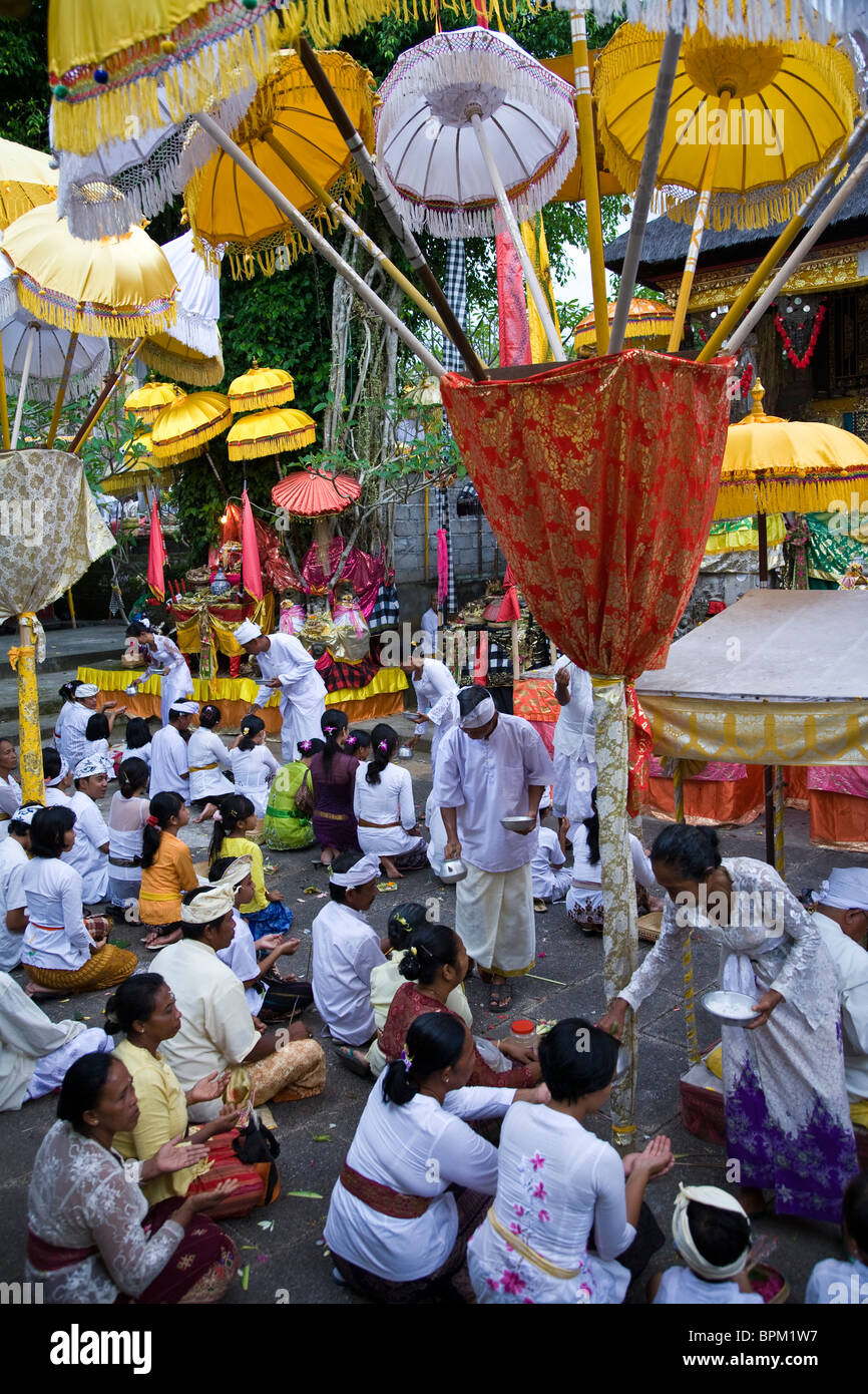 Frauen die hand aus Essen an die Teilnehmer ein Bali Indonesien religiöses Fest Stockfoto