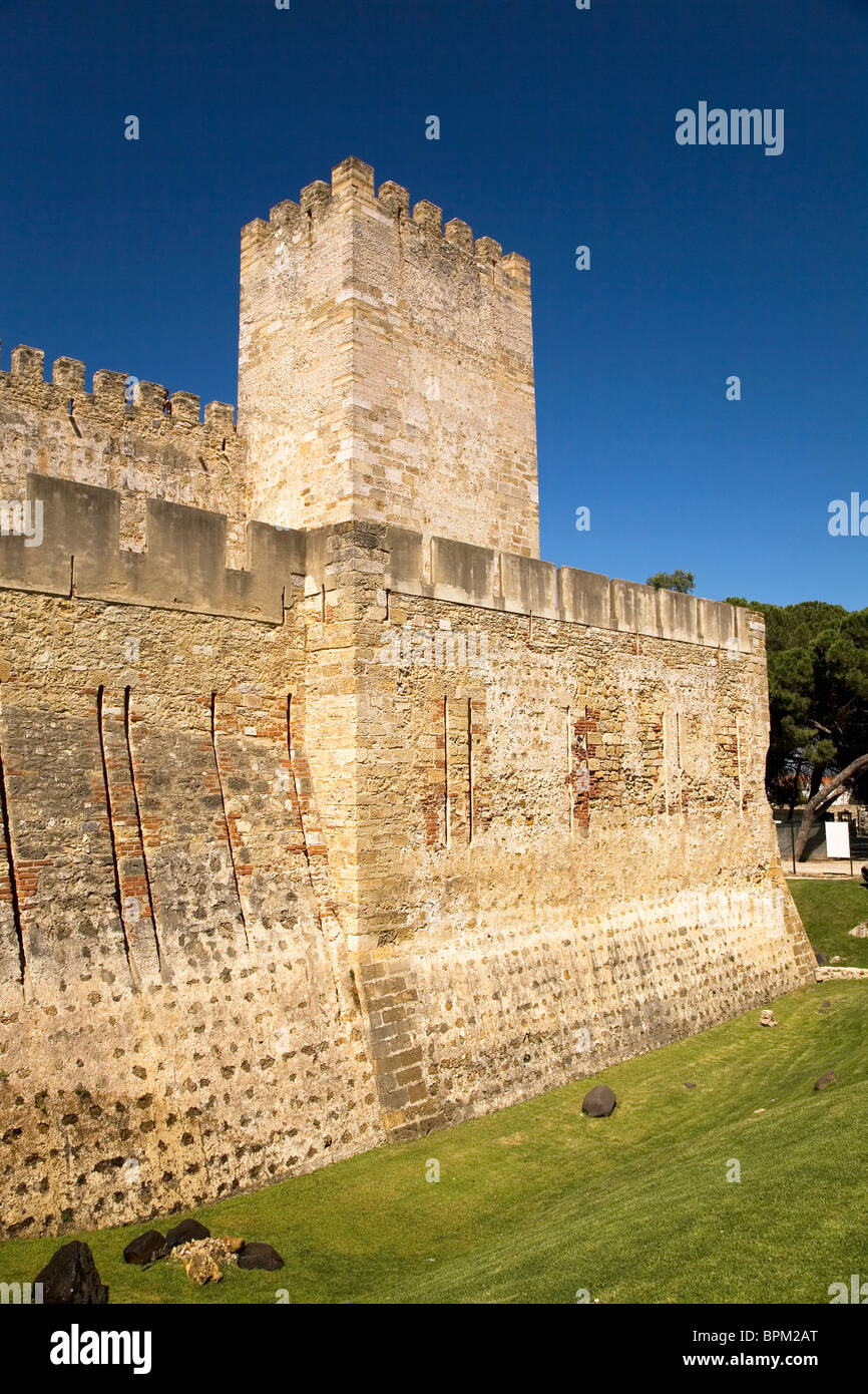 Die Barbakane und trockenen Graben des Castelo de Sao Jorge in Lissabon, Portugal. Stockfoto
