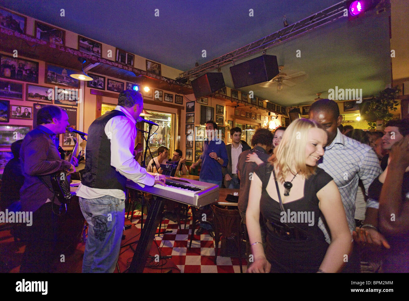 Leistung, Salsa Club La Negra Tomasa, Calle de Huertas, Madrid, Spanien Stockfoto